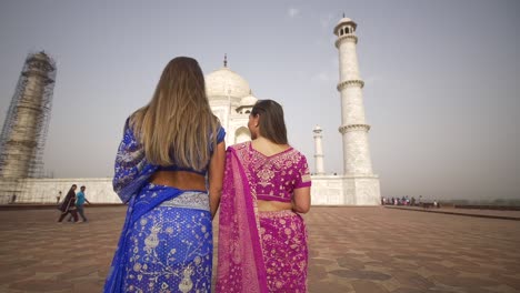 toma panorámica de dos chicas en el taj mahal