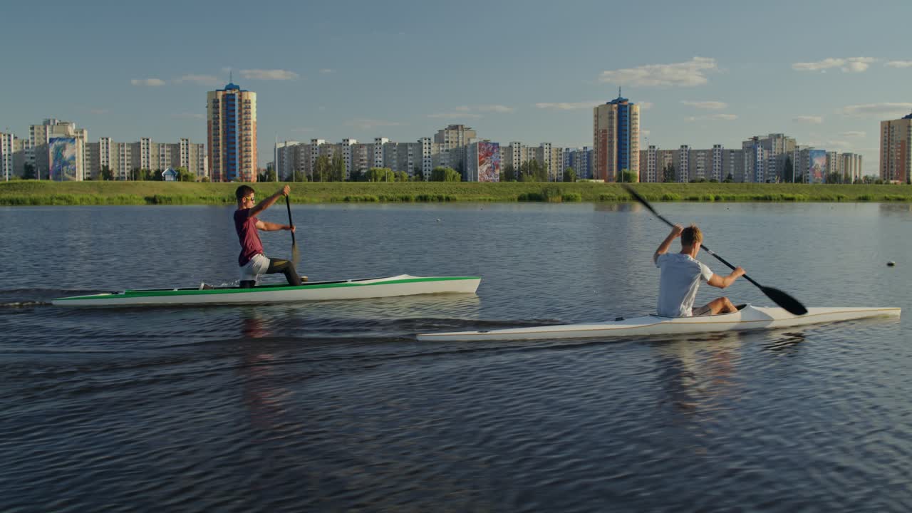 Persone che vanno in canoa su un lago