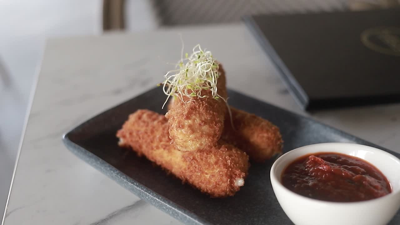 측면에 케추, 레스토랑 음식, 비디오 hd와 함께 얇은 접시에 고로케 요리