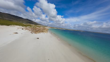 drone fpv en la playa de errisbeg, el color del agua es simplemente una belleza impresionante