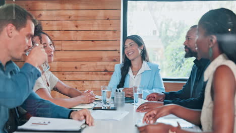 equipo diverso en una reunión
