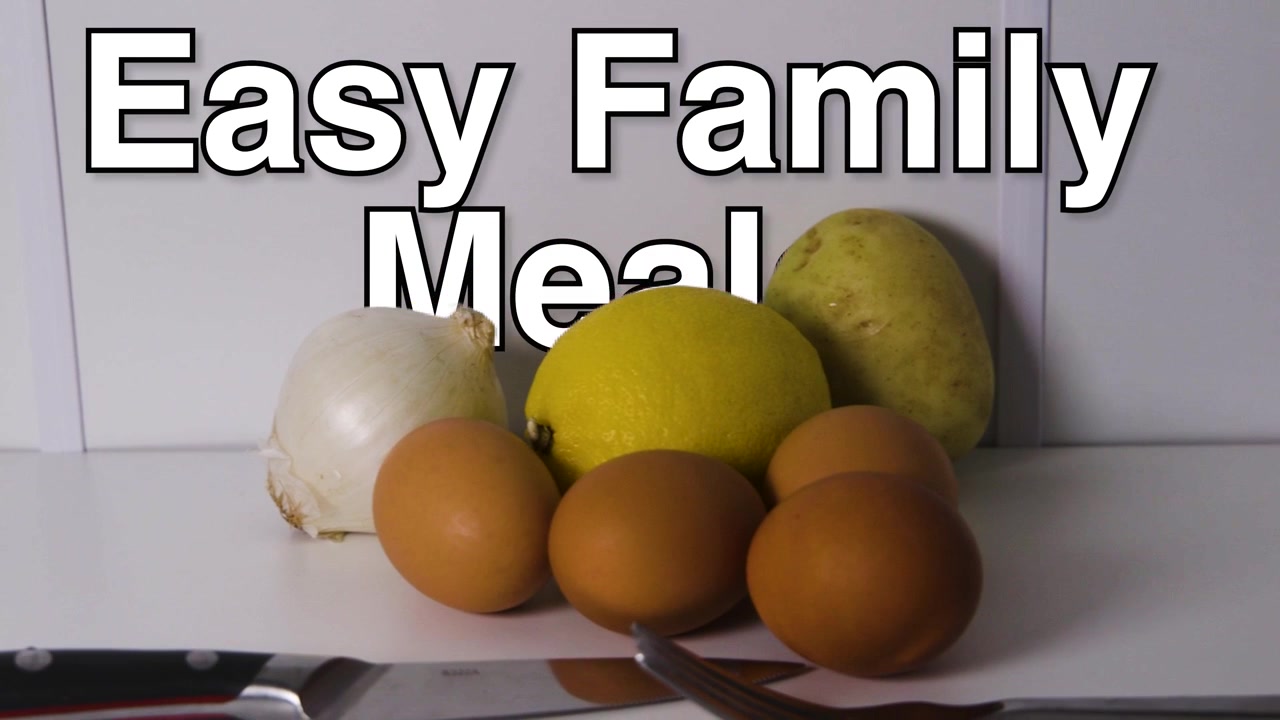 Titeltexten "Enkla familjemåltider" visas ovanför ägg, potatis, citron, lök och en kökskniv på en vit bakgrund för matlagningsinnehåll