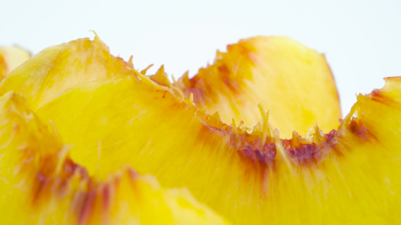 성숙한 복아 섹션의 슈퍼 매크로 촬영, 백색 배경에 고립 된 회전 테이블에서 천천히 회전.