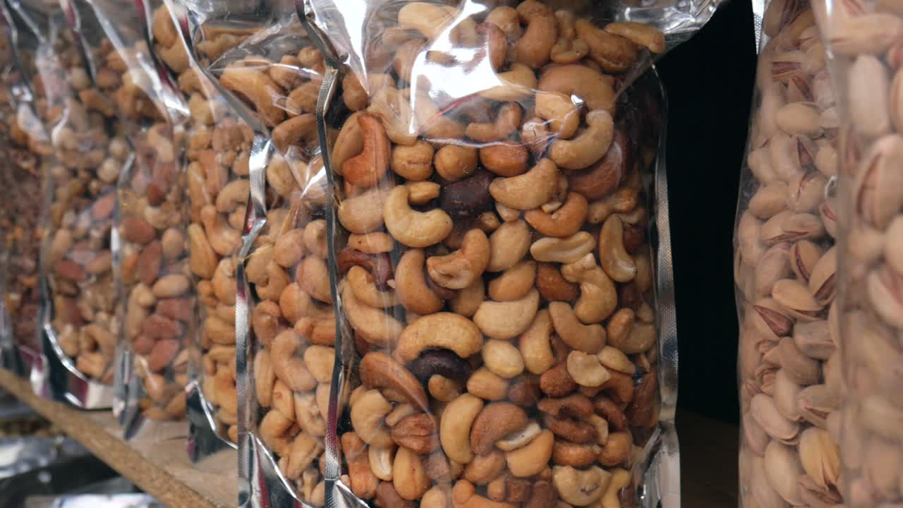 Frutta secca assortita in sacchetti di plastica