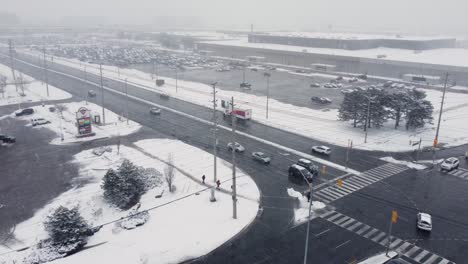 Blizzard-Condiciones-De-Nieve-En-La-Concurrida-Intersección-En-Mississauga,-Canadá