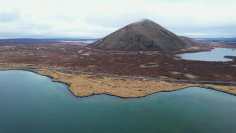 lago myvatn,vindbelgjarfjall: vista aérea del hermoso lago islandés en un día soleado