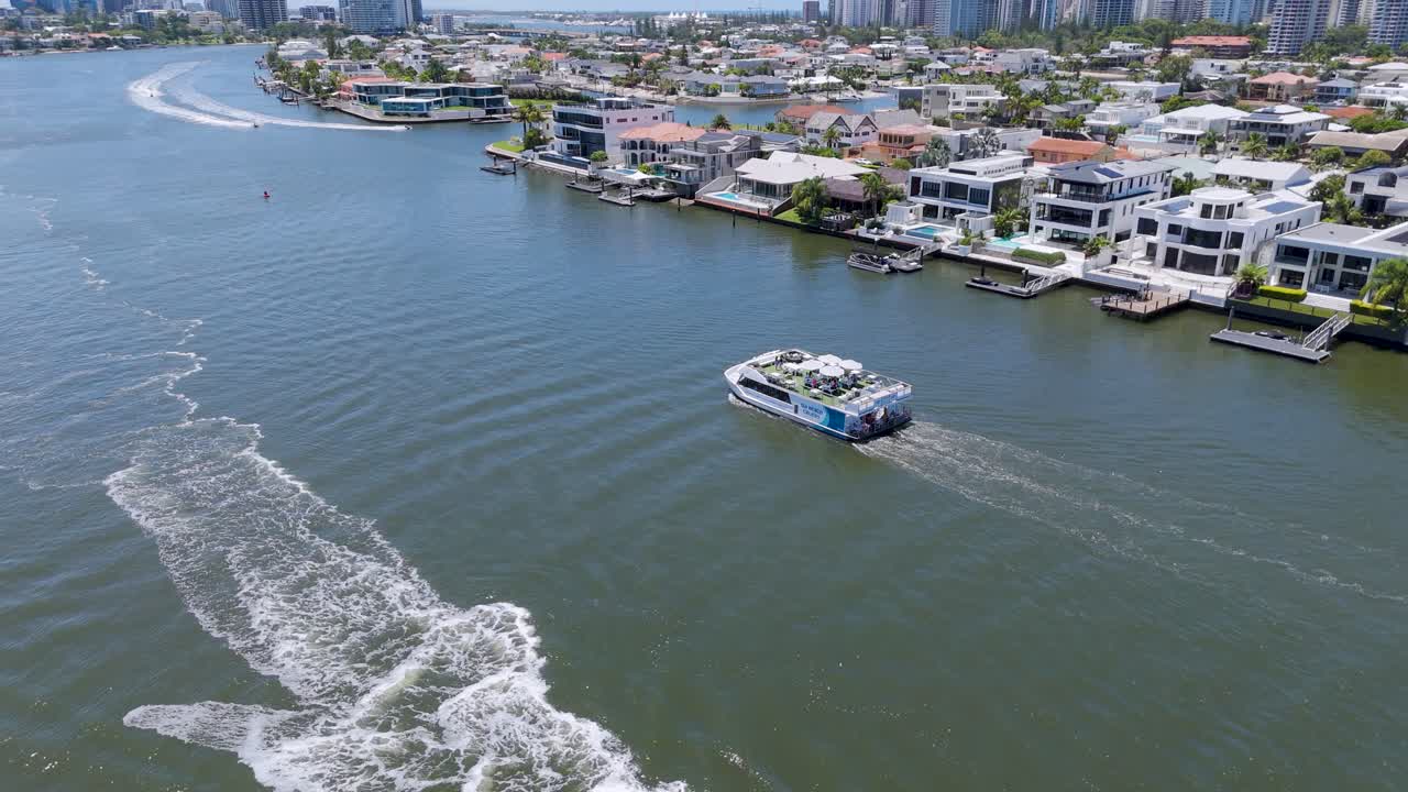 페리는 아름다운 골드 코스트 수로를 통과합니다.
