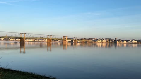 Blick-über-Die-überfluteten-Loire,-Die-Sich-Sehr-Langsam-Bewegt