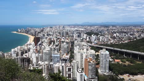 panorámica aérea de la ciudad de vila velha y el convento de nuestra señora de penha, en el estado de espirito santo, brasil