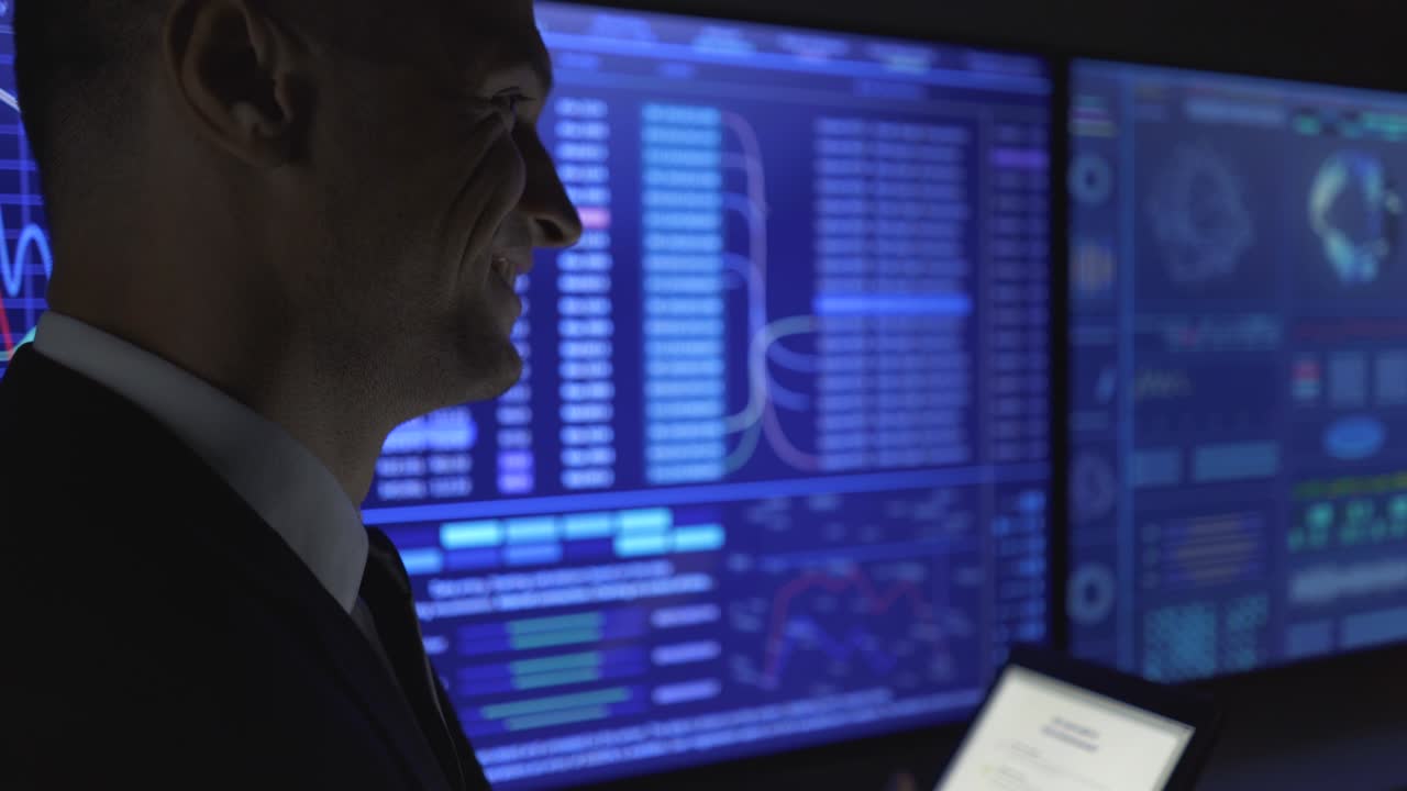 l'uomo d'affari sorridente in piedi vicino allo schermo blu