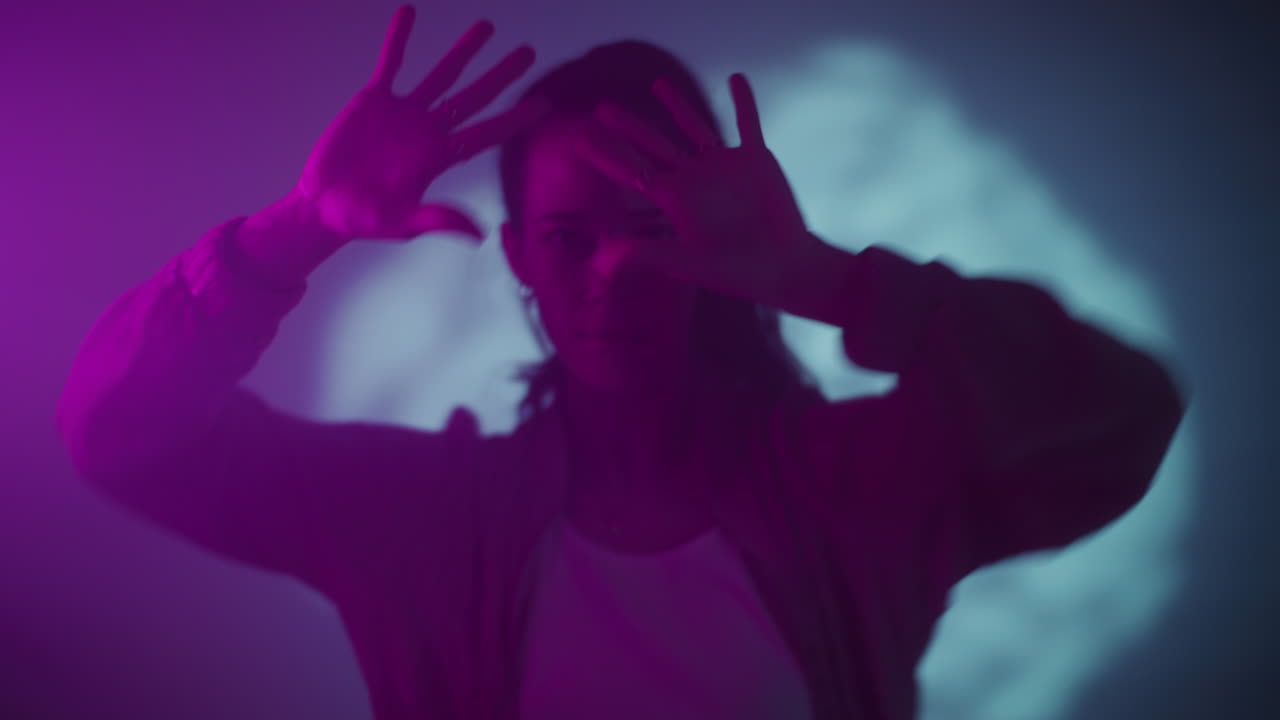 Donna in posa con illuminazione al neon
