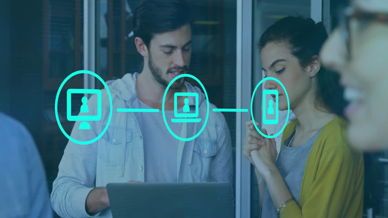 animación de una red de iconos digitales sobre diversos empresarios en la oficina