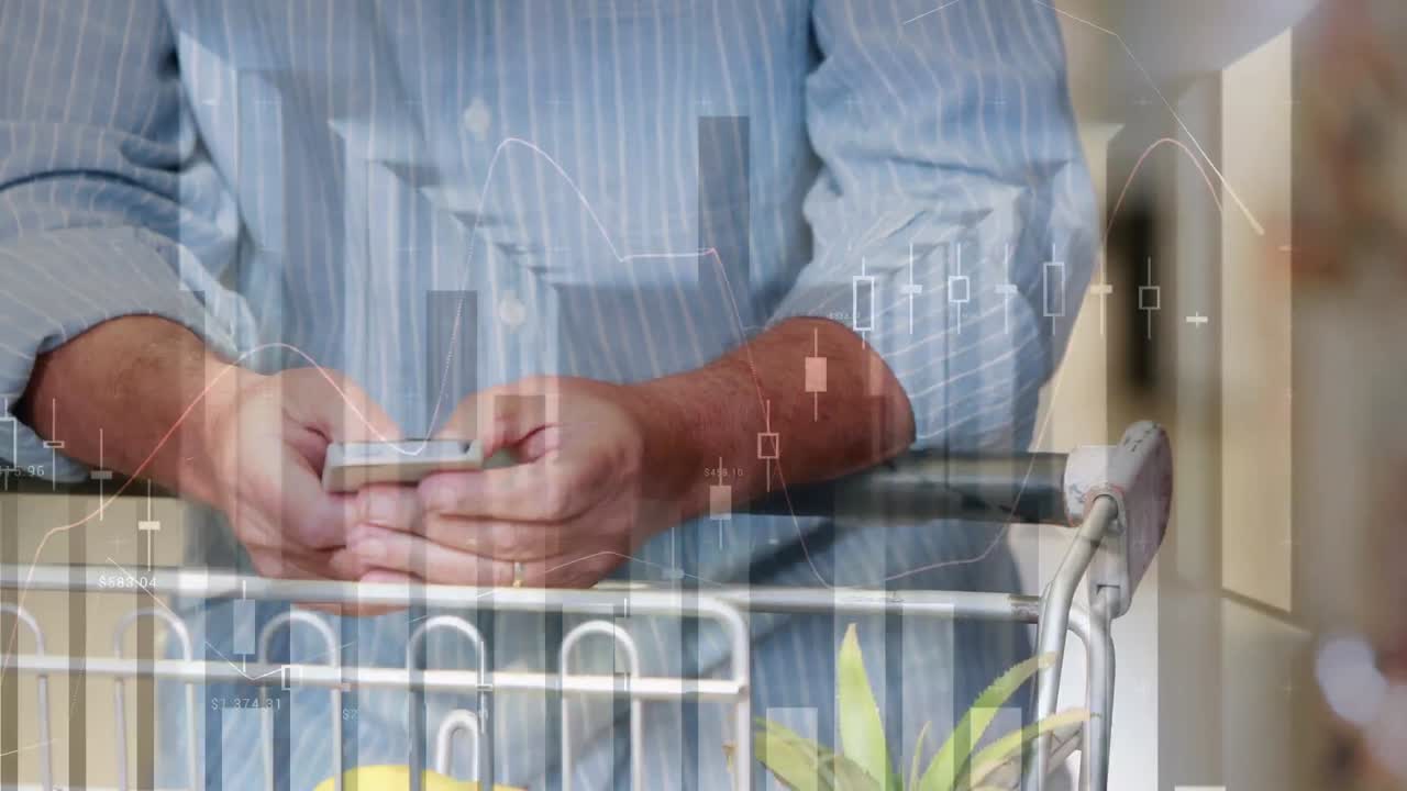 animación de estadísticas y procesamiento de datos financieros sobre un hombre caucásico que usa un teléfono inteligente en la tienda