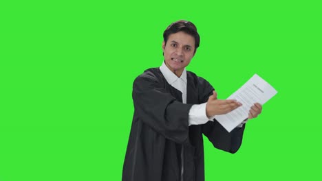 abogado indio enojado presentando el caso pantalla verde