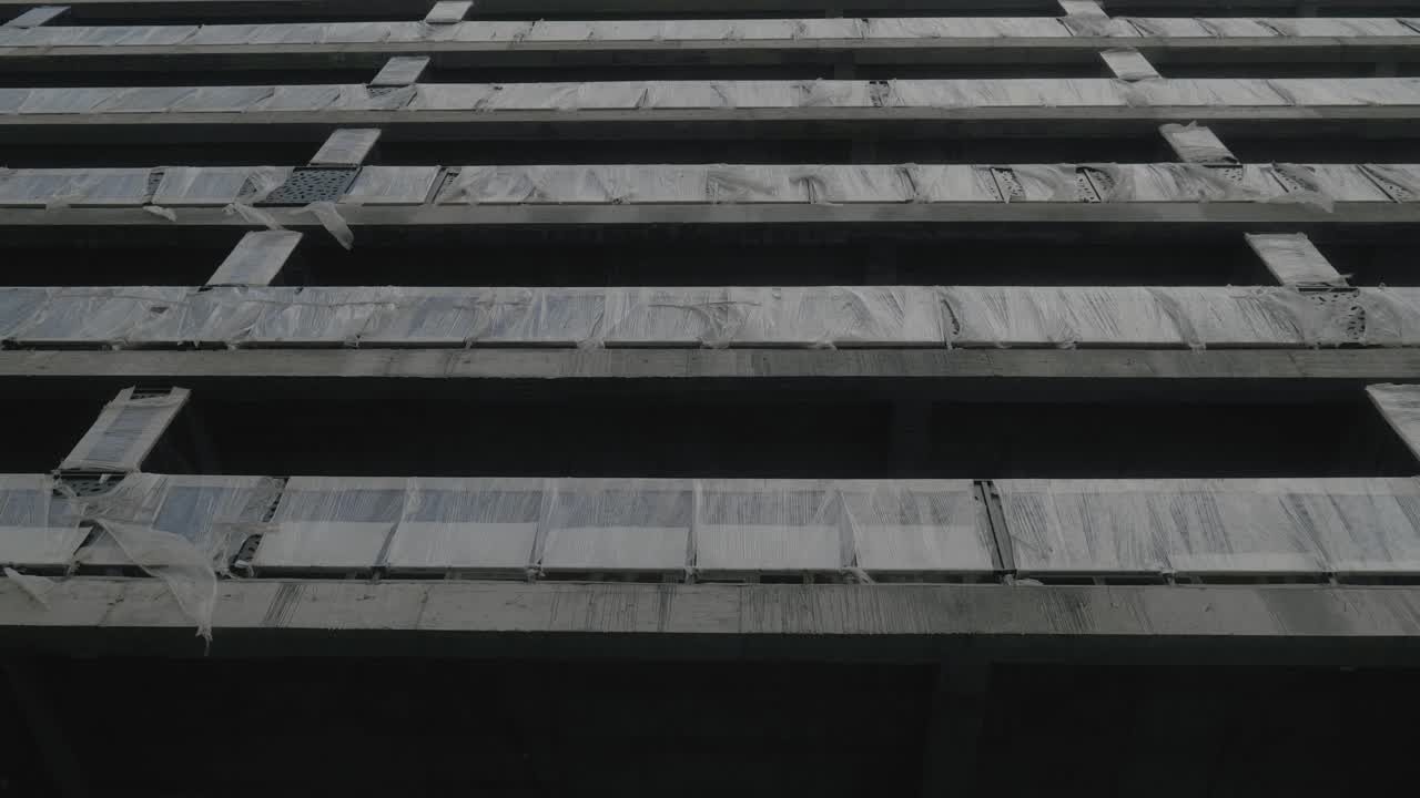 движение наклонной камеры, показывающей строящееся здание