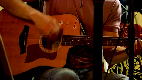 Artista-Tocando-La-Guitarra-En-Un-Lugar-Local-Para-Multitud