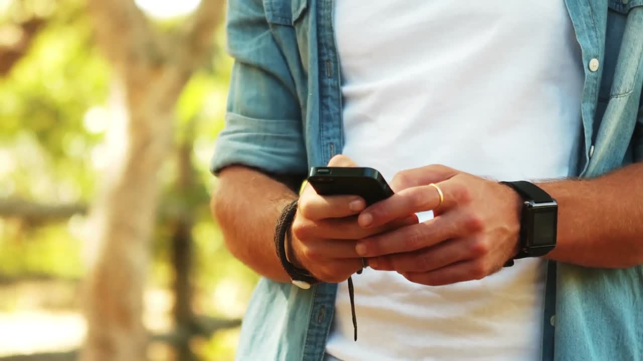 sección media de un hombre usando un teléfono móvil