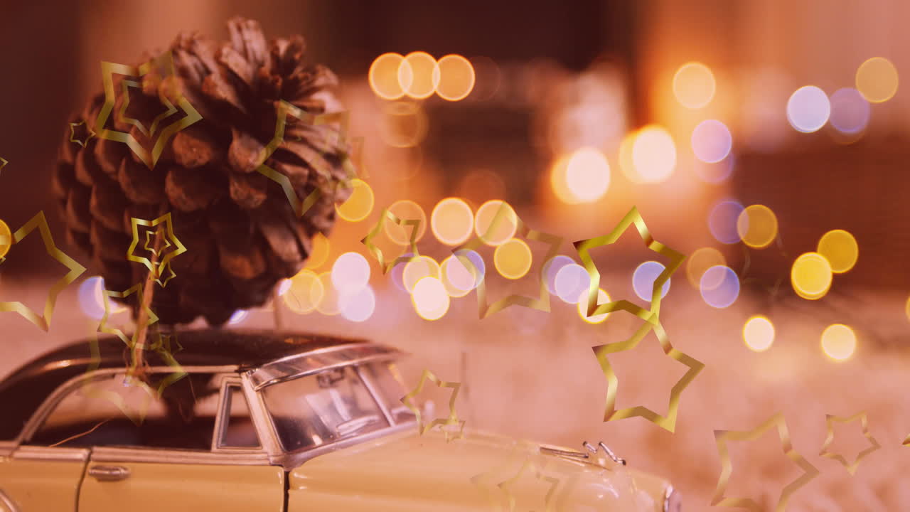 animación de estrellas brillantes que caen sobre las decoraciones de navidad con cono de pino en un modelo de coche