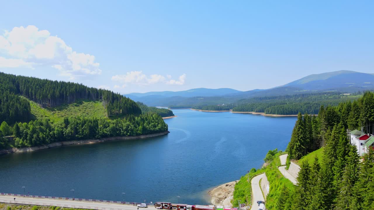 수레누 산, 알바 카운티, 트랜스알피나, 트란실바니아, 루마니아에서 온 오아사 호수의 공중 드론 영상