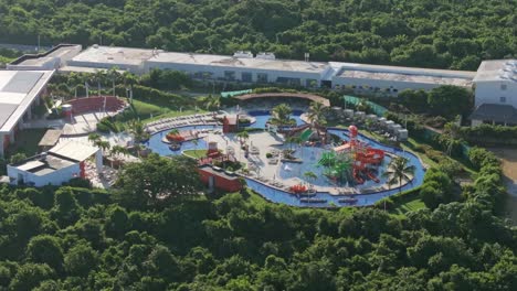 vista aérea del paraíso del parque acuático para niños en nickelodeon resort, punta cana en verano