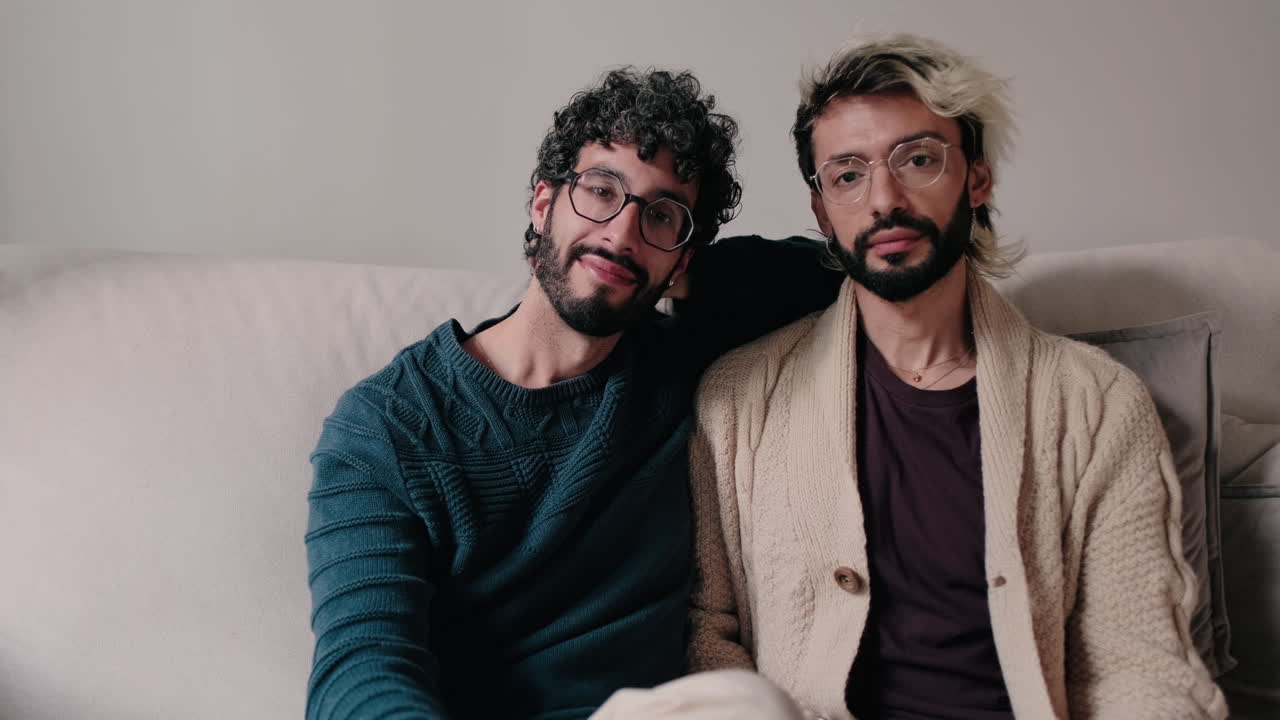 Coppia gay felice sorridente in casa