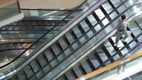pov a la escalera mecánica en grandes almacenes-aeropuerto internacional sin gente