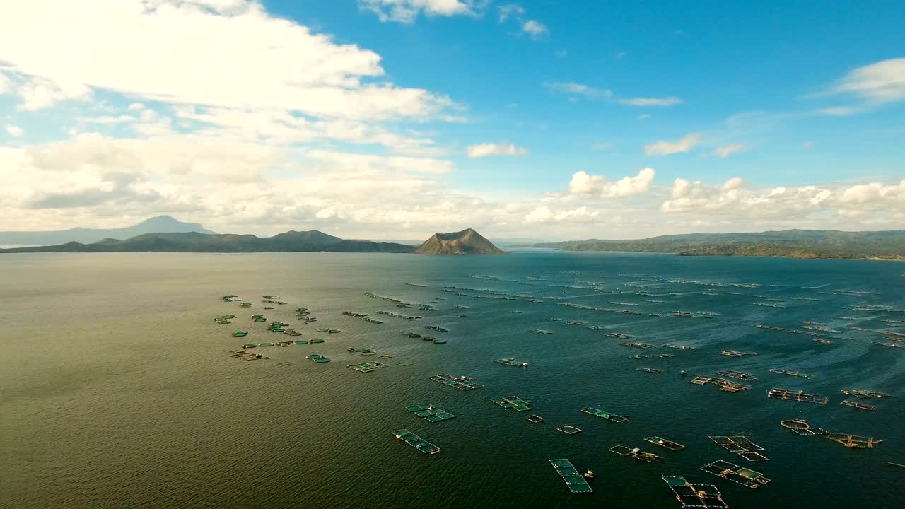 필리핀 손 호수 (lake taal luzon) 에서 생선 양식