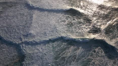 olas cuadradas frente a la costa de portugal