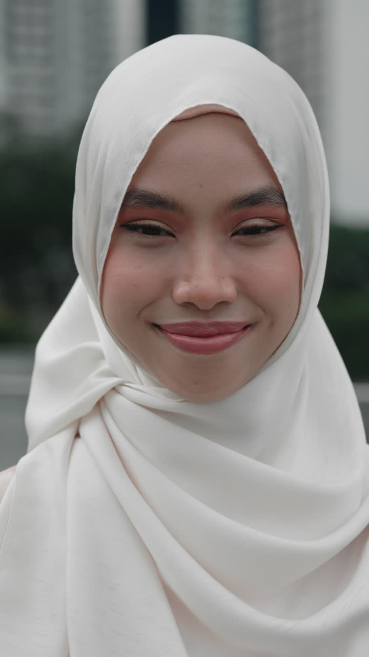 mujer sonriente con hijab