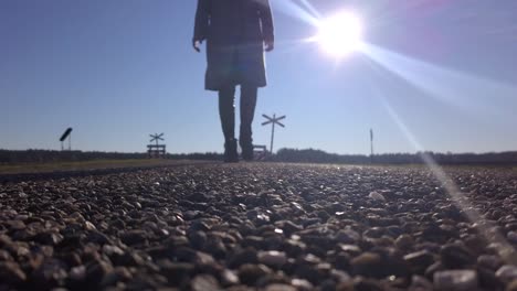 Girl-walking-towards-camera-with-varying-focal-settings,-in-countryside