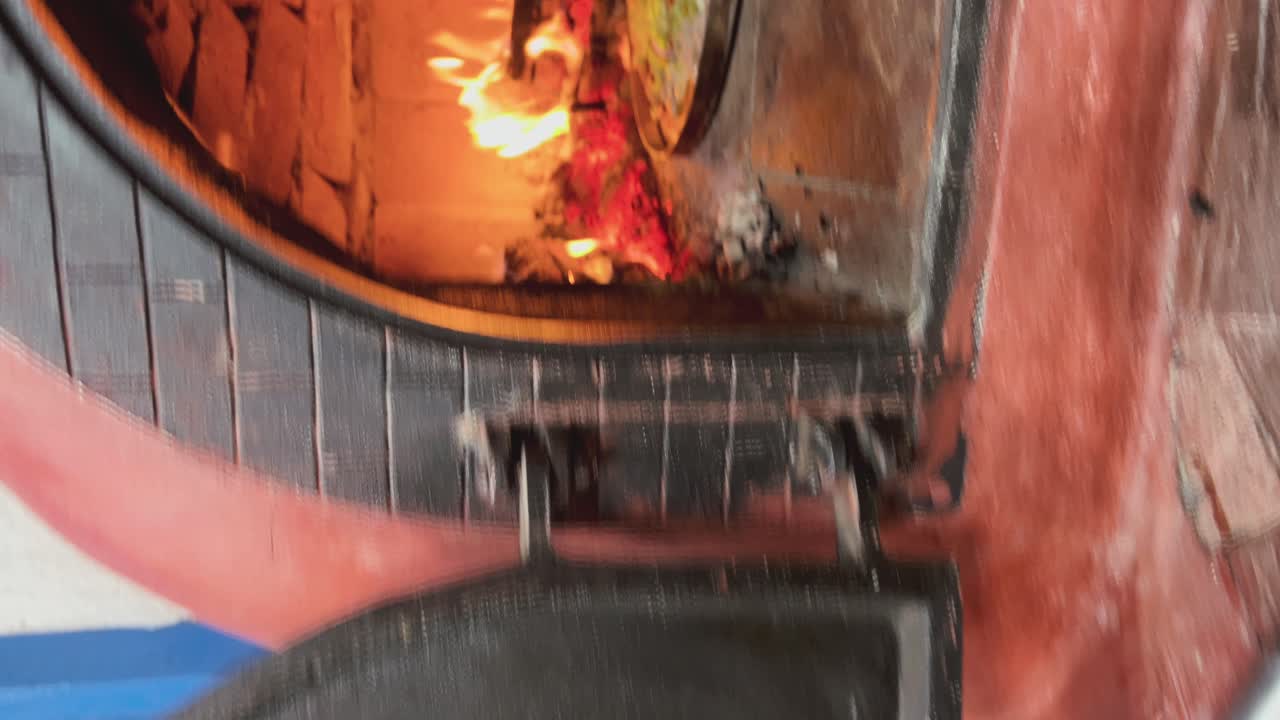 테이블에 놓은 접시에서 맛있고 맛있는 피자의 높은 각도, 오븐에서 불에 피자 요리