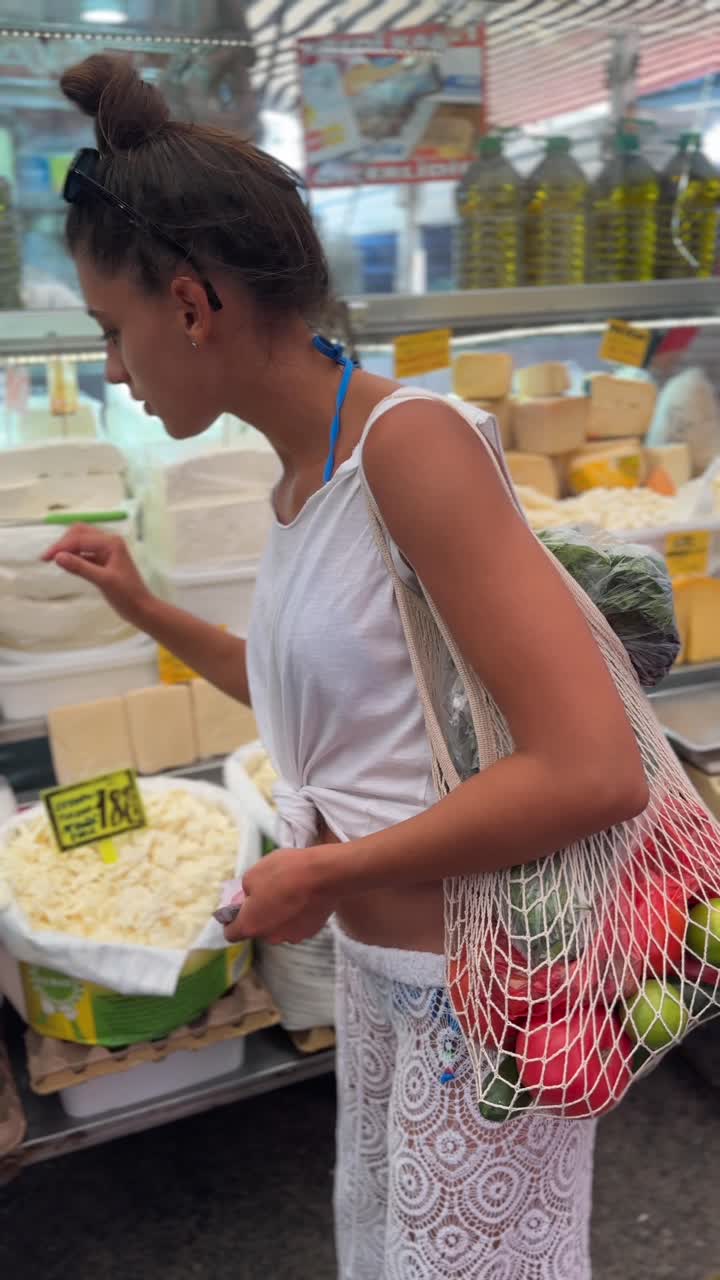 mujer comprando queso en un mercado