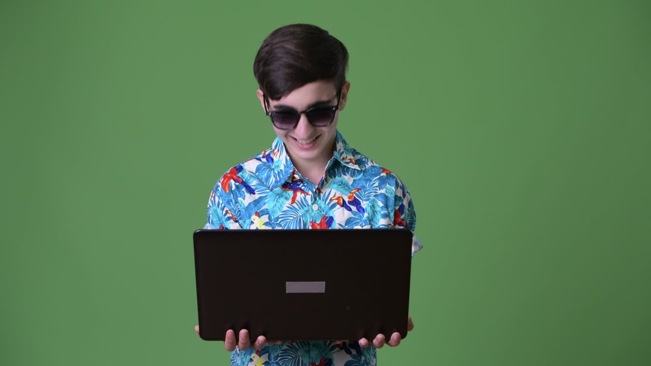 joven adolescente iraní guapo listo para las vacaciones contra un fondo verde