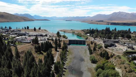 vista aérea de drones del pueblo del lago tekapo, la presa y el curso de agua del río, nueva zelanda