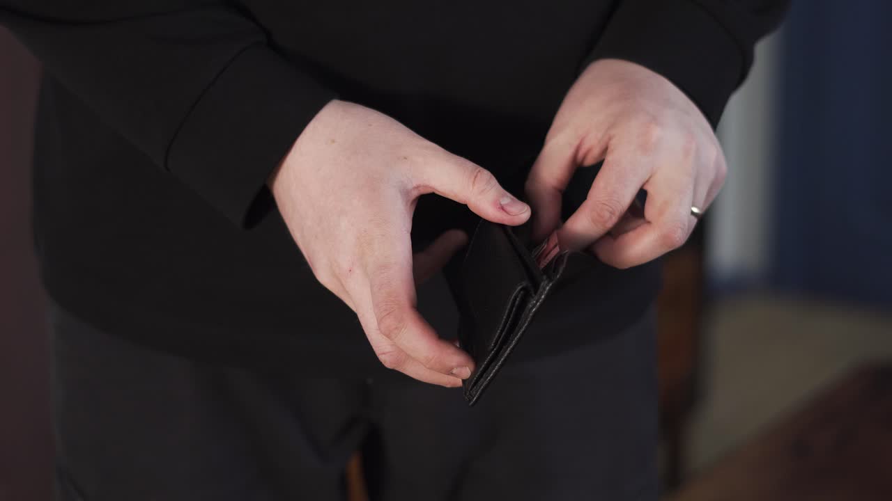 Primo piano di un uomo che tira fuori soldi dal portafoglio, utile per concetti di pagamento, budgeting, spesa in contanti e finanza personale
