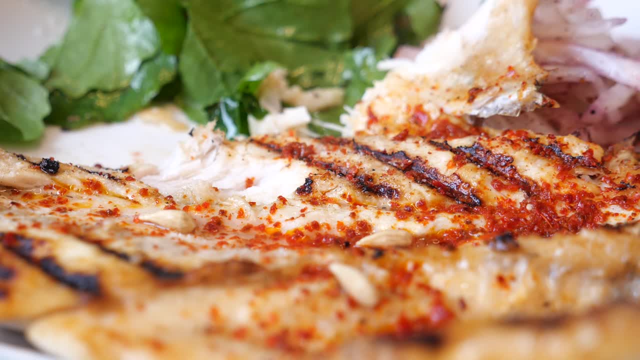 рыбное блюдо на гриле