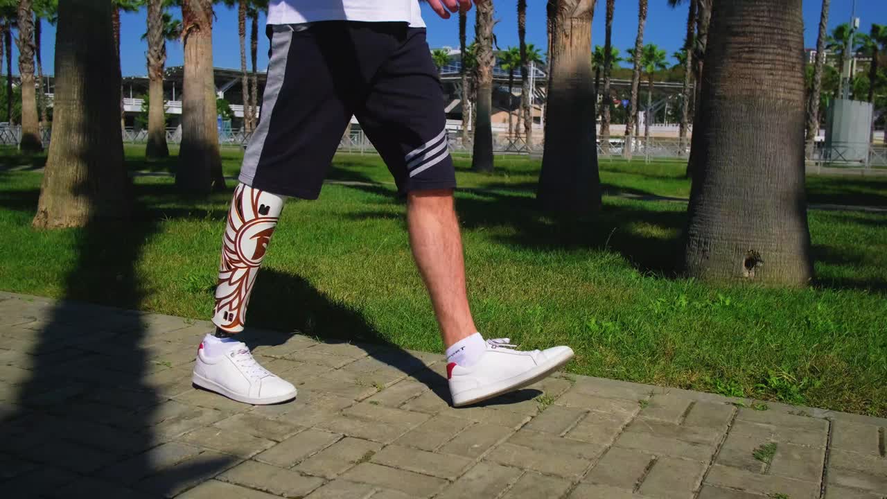 공원 에서 고 있는 인공 다리 를 가진 사람