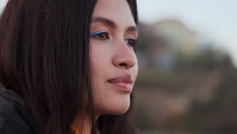 una chica asiática mirando el horizonte.