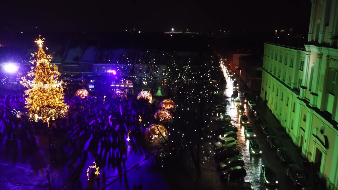 Lysende juleby Kaunas med tre, luftfoto