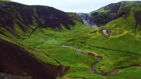 Dampf-Aus-Dem-Schmalen-Fluss-Im-Grünen-Tal-Reykjadalur-Bei-Hverageroi-In-Südisland