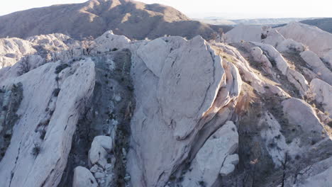 sombra y soleadas laderas de los diablos punchbowl, vuelo de avión no tripulado sobre montañas y laderas y la naturaleza en el medio, cámara lenta hacia adelante