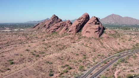 Imágenes-Aéreas-Del-Hermoso-Paisaje-En-El-Parque-Papago-En-Phoenix,-Arizona-Para-Caminatas-Y-Recreación