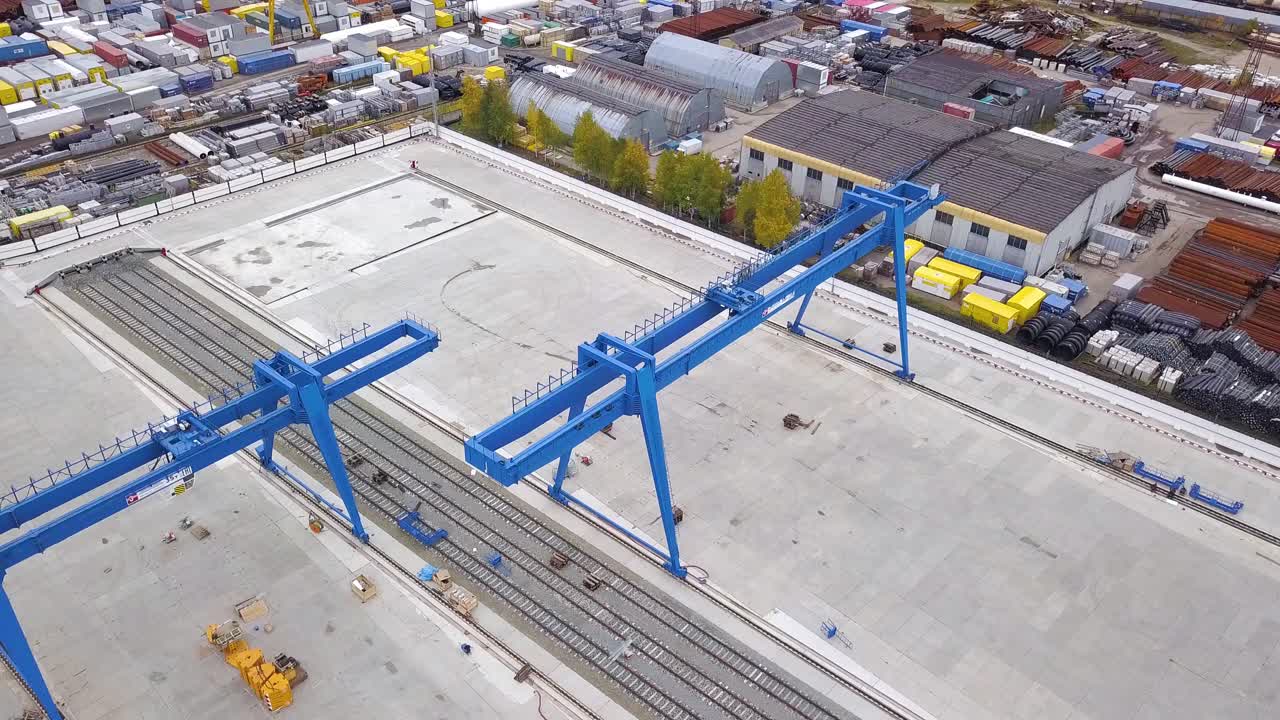 patio ferroviario industrial con grúas