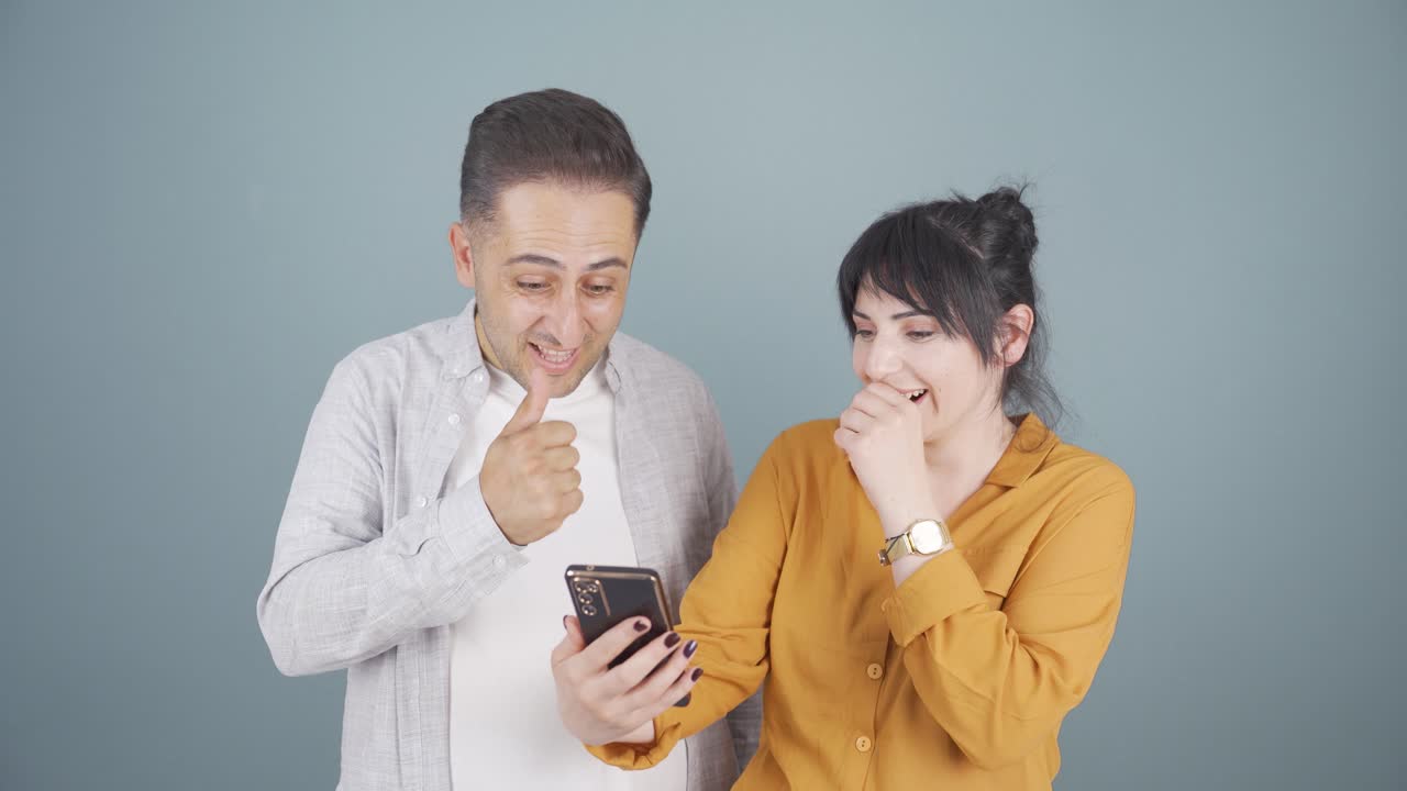 a la pareja le gusta la aplicación en el teléfono.