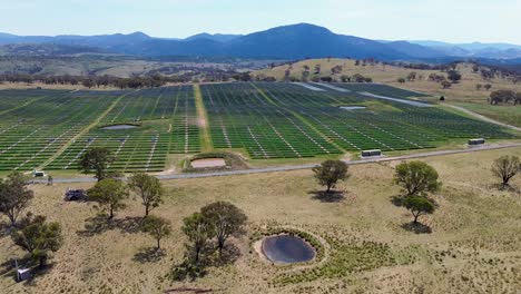 Drohne-Luftlandschaft-Malerische-Aussicht-Royalla-Solarpark-Panels-Bergkette-Staudamm-Bäume-Outback-Land-Canberra-Act-Energie-Tourismus-Industrie-Reisen-Elektrizität-Technologie-Australien-4k