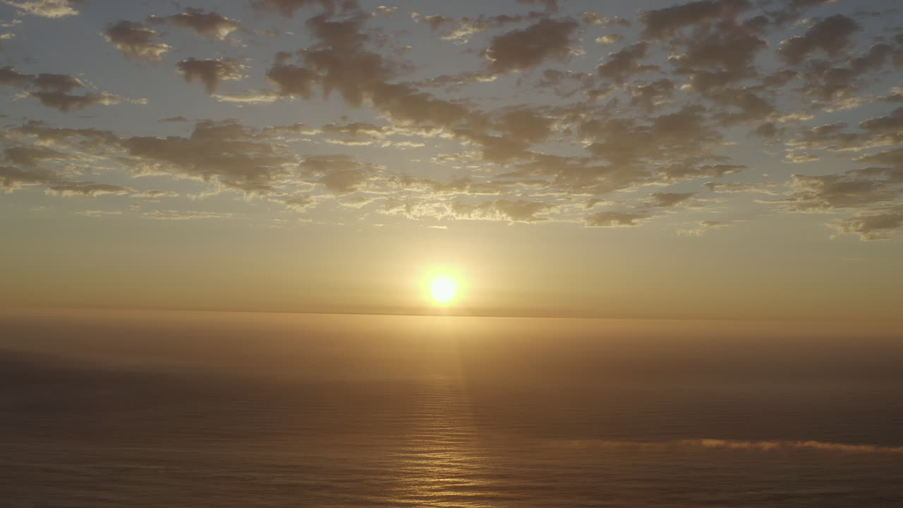 imágenes de drones de 4k de la puesta de sol sobre el océano