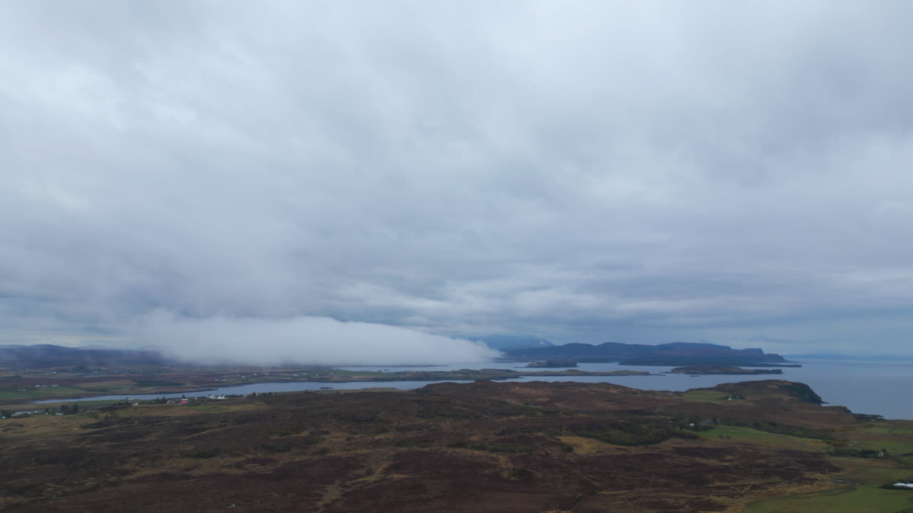 creación de nubes sobre la isla de skye en un día nublado de verano en escocia