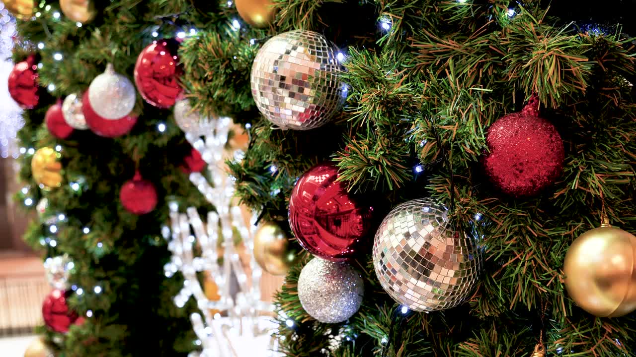 copo de nieve blanco colorido bolas brillantes bola de adorno decorado árbol de navidad. vacaciones invierno xmas feliz decoración de festival de año nuevo. bola de copo de neve en árbol de navidad. feliz navidad decorar