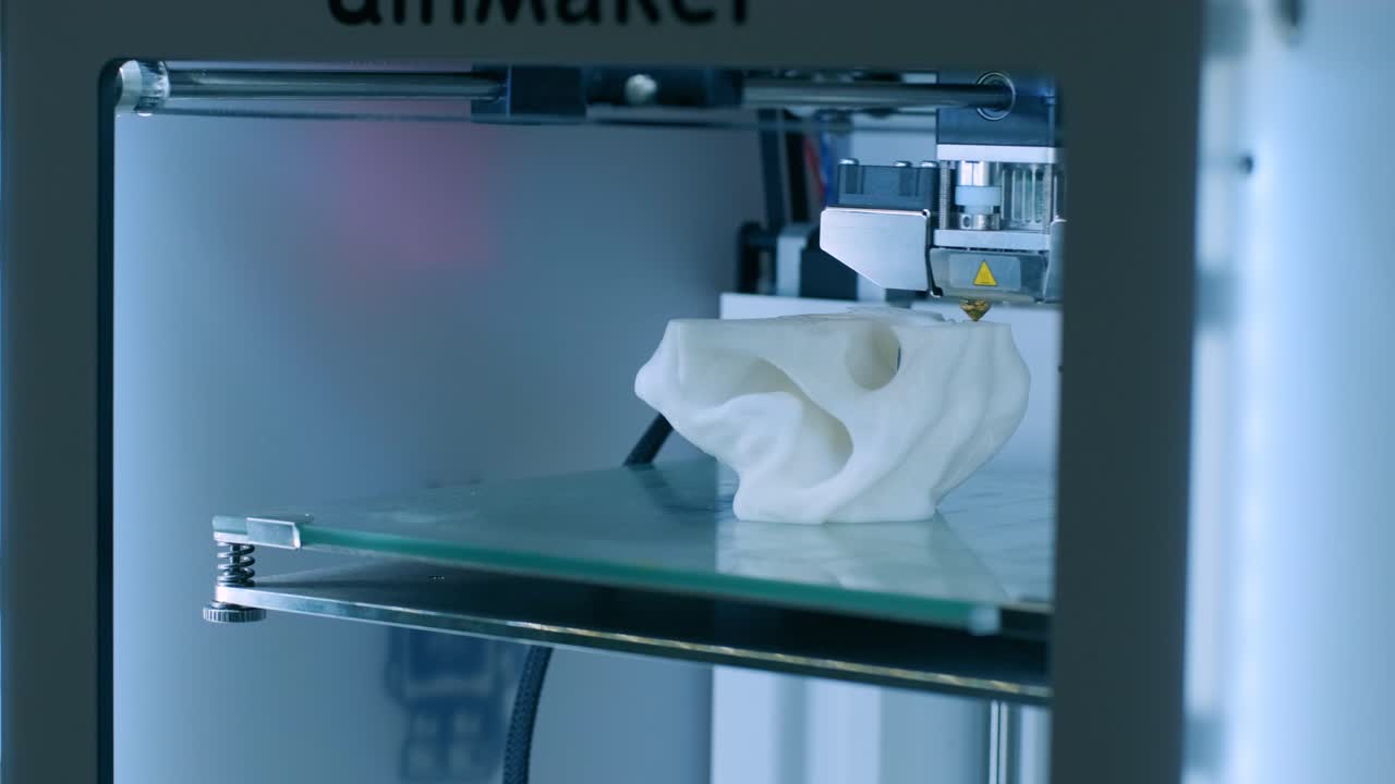 la moderna impresora 3d imprime figuras de primer plano macro. la impresora tridimensional automática 3d realiza el modelado de colores blancos de plástico en el laboratorio. el procesamiento de impresión 3d con fondo blanco