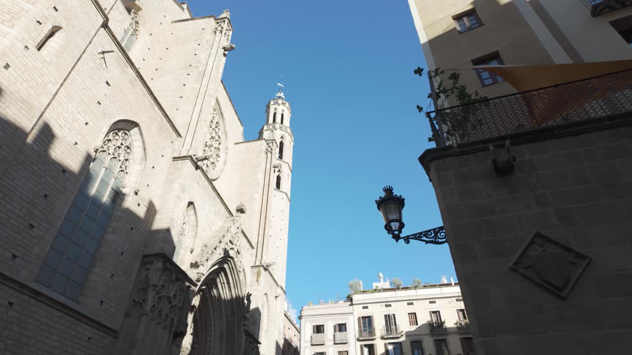 바르셀로나의 산타 마리아 델 마르 성당의 낮은 각도 뷰, 건축 세부 사항과 파란 하늘을 보여줍니다.